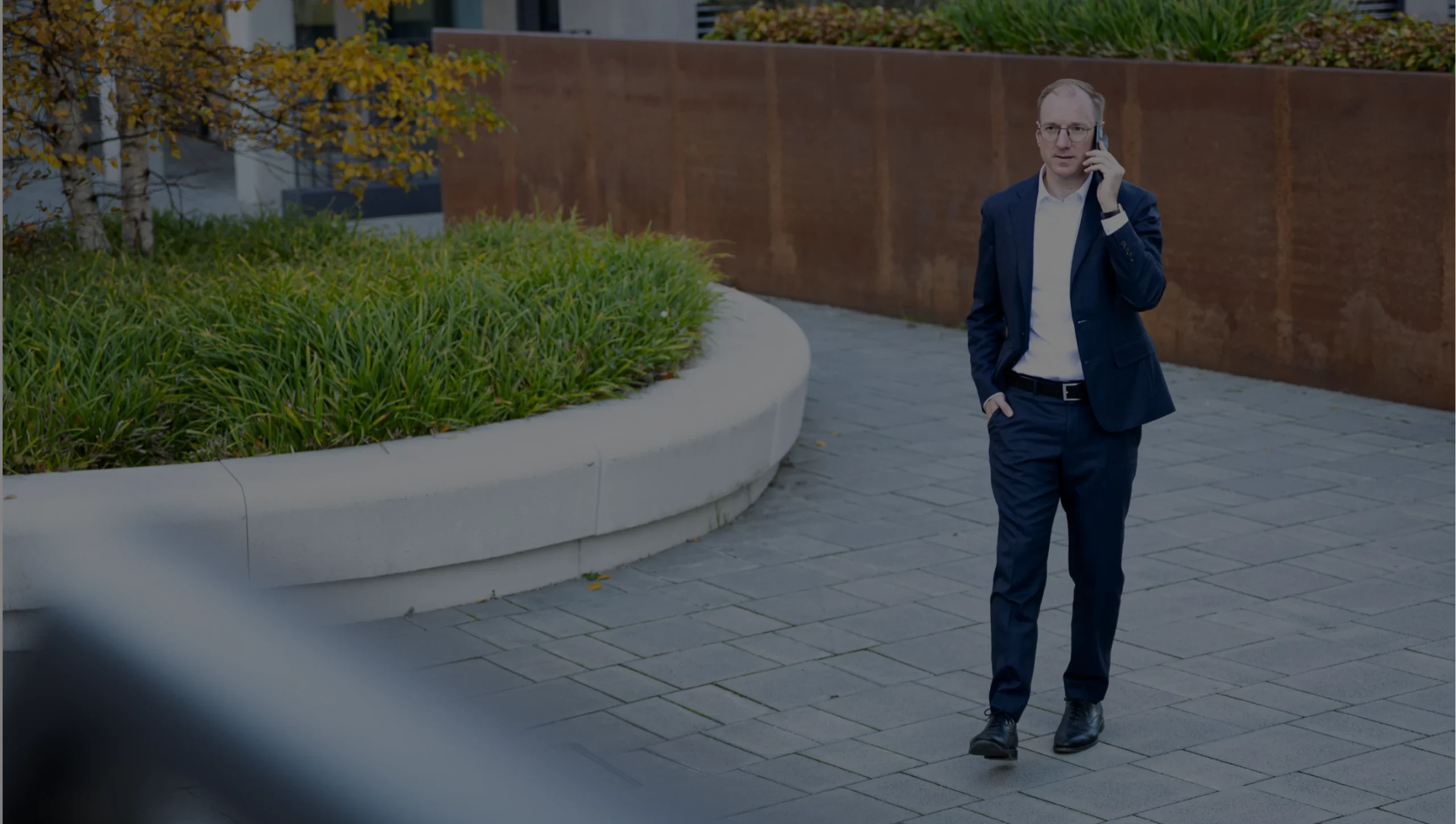 Rechtsanwalt Dr. Andreas Dürr telefoniert